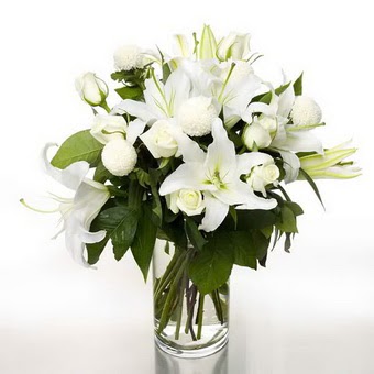  Antalya Asya çiçek gönderme sitemiz güvenlidir  1 dal cazablanca 7 adet beyaz gül vazosu