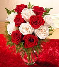  Antalya Asya uluslararası çiçek gönderme  5 adet kirmizi 5 adet beyaz gül cam vazoda