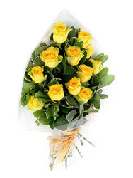  Antalya Asya güvenli kaliteli hızlı çiçek  12 li sari gül buketi.