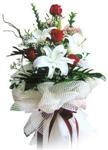  Antalya Asya ucuz çiçek gönder  4 kirmizi gül , 1 dalda 3 kandilli kazablanka