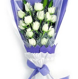  Antalya Asya çiçekçi mağazası  11 adet beyaz gül buket modeli