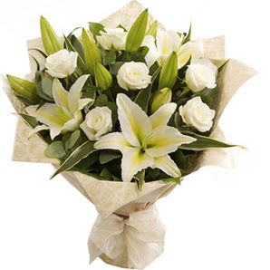  Antalya Asya anneler günü çiçek yolla  3 dal kazablanka ve 7 adet beyaz gül buketi
