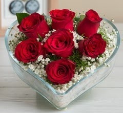 Kalp içerisinde 7 adet kırmızı gül  Antalya Asya çiçek gönderme sitemiz güvenlidir 