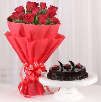 10 Adet kırmızı gül ve 4 kişilik yaş pasta  Antalya Asya internetten çiçek satışı 